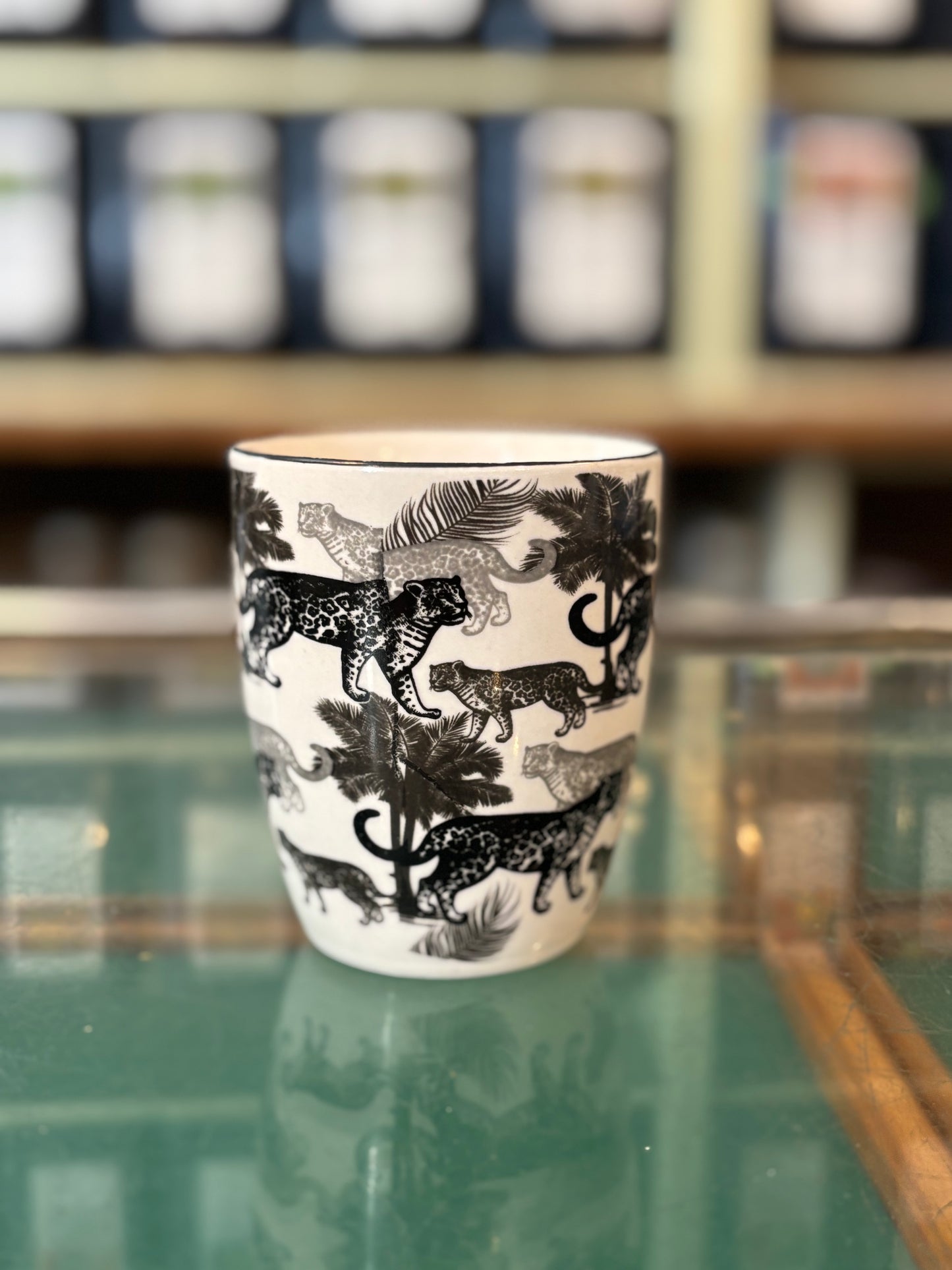 Becher weiß mit Muster